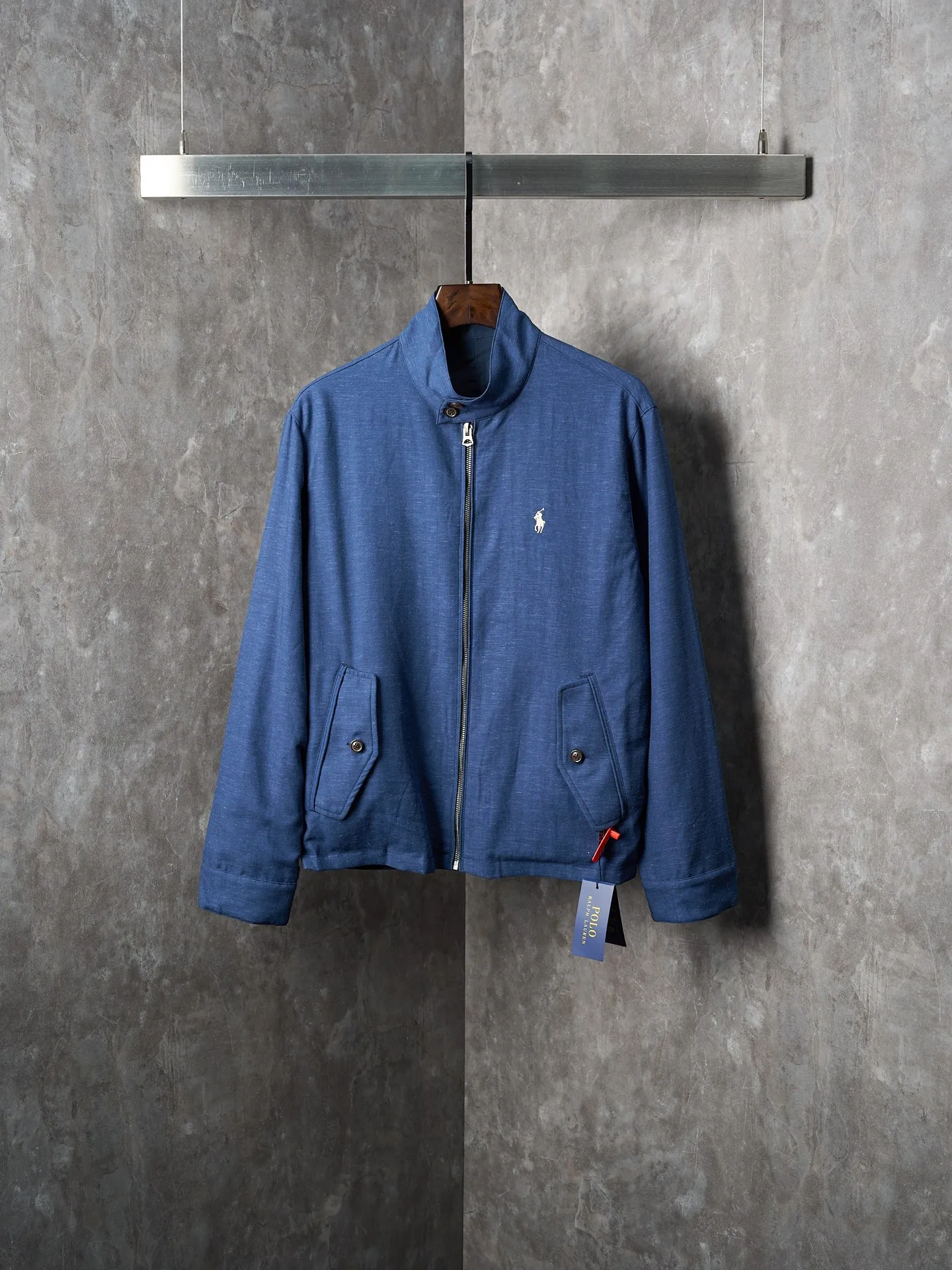 P590 Actual auction] Ralph Lauren/Ralph Lauren Pony logo embroidered reversible jacket [Ready stock] S M L Like the pocket watch gear of an old-school gentleman. The other side is made of matte moiré taffeta, which brings a sense of relaxation. Casual and casual gene. Exquisite pony logo embellishes it. It is highly recognizable. The classic stand-up collar is closed with three hidden buckle tabs. Simplicity controls complexity. The design philosophy hidden in the details. Double-sided style. Hide old money and relaxation in one garment. Imported machine embroidery technology is used. Advanced computer control system and precise mechanical components are used to realize the iconic pony embroidery operation. High precision. Smooth and delicate lines. Template machine bag opening. Preset templates guide the position, shape and size of the bag. Accuracy ensures the quality of the bag opening effect. Ergonomic three-dimensional tailoring. Return to traditional craftsmanship. Through segmentation, folding, shrinking and stretching techniques. The so-called slow work produces fine work, which is respect for the material. The pursuit of feel. The workmanship is complex and tedious. Slow aging and high loss. The fabrics have been washed and have a better hand feel. Not easy to deform and not easy to shrink. Not easy to fade, maintain long-term beauty, and fit well.